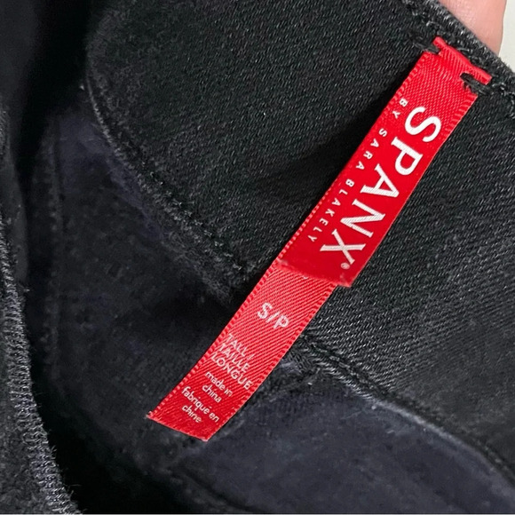Spanx • Black SPANXshape™ EveryWear Ankle Skinny Jeans - Picture 4 of 9